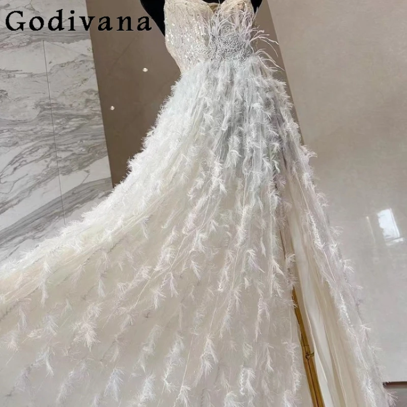 Vestido de fiesta de hadas de plumas de lujo francés para mujer, vestido de temperamento de diosa con tirantes de lentejuelas blancas, vestido de vacaciones de verano para mujer
