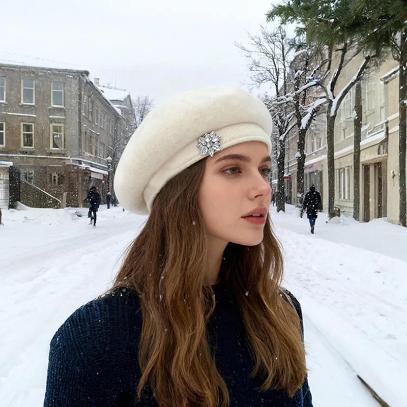 Autumn and winter beret, fashionable and versatile wool hat for women, featuring a snowflake design, a painter's hat that makes