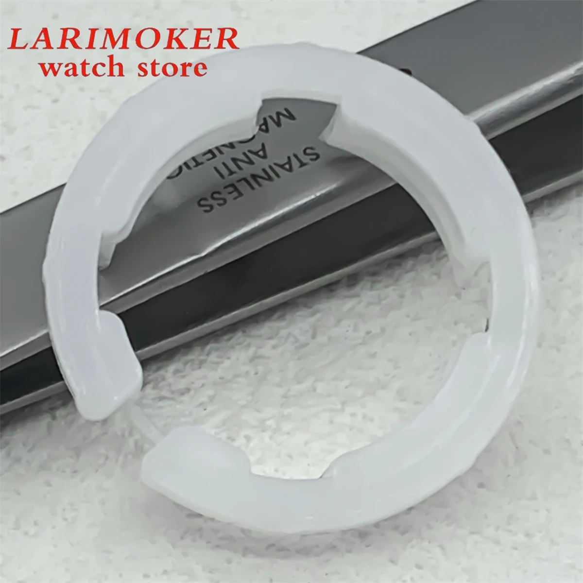 El sujetador de movimiento NH05 se utiliza para asegurar la carcasa del movimiento NH05