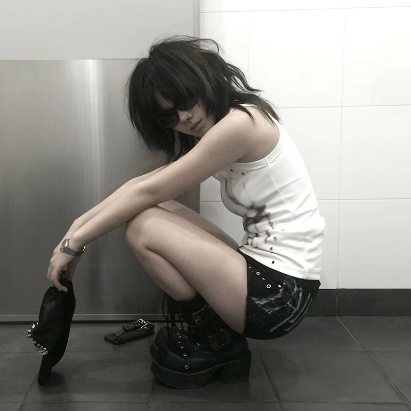 Karrcat グランジ美学タトゥープリントタンクトップ Trashy 2000s スタイルノースリーブトップス日本 Y2k パンクタンクトップアメリカンレトロエモ