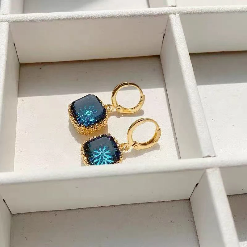 2026 Neues Design Blauer Quadratischer Kristallanhänger Goldfarbener Ohrringverschluss für Damen und Mädchen Luxus-Schmuck Sommer-Trend-Accessoire – Detail 9