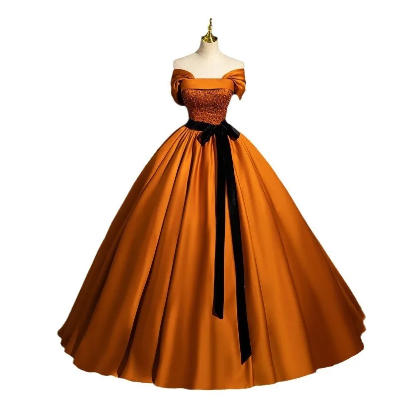 Um vestido de performance de dança laranja inchado e elegante