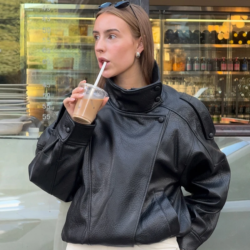 سترات نسائية HXAO سترة جلدية صناعية سوداء للنساء 2025 ملابس خارجية غير متماثلة بأكمام طويلة جديدة في المعاطف والسترات سترة لسائقي الدراجات النارية