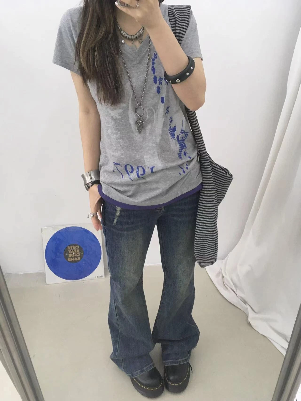 Karrram Japanisches Y2k Fake Zweiteiler-T-Shirt, Trashy 2000er-Jahre-Oberteil mit Buchstaben-Print und V-Ausschnitt, Vintage Harajuku Streetwear, American Retro 90er-Jahre – Detail 7