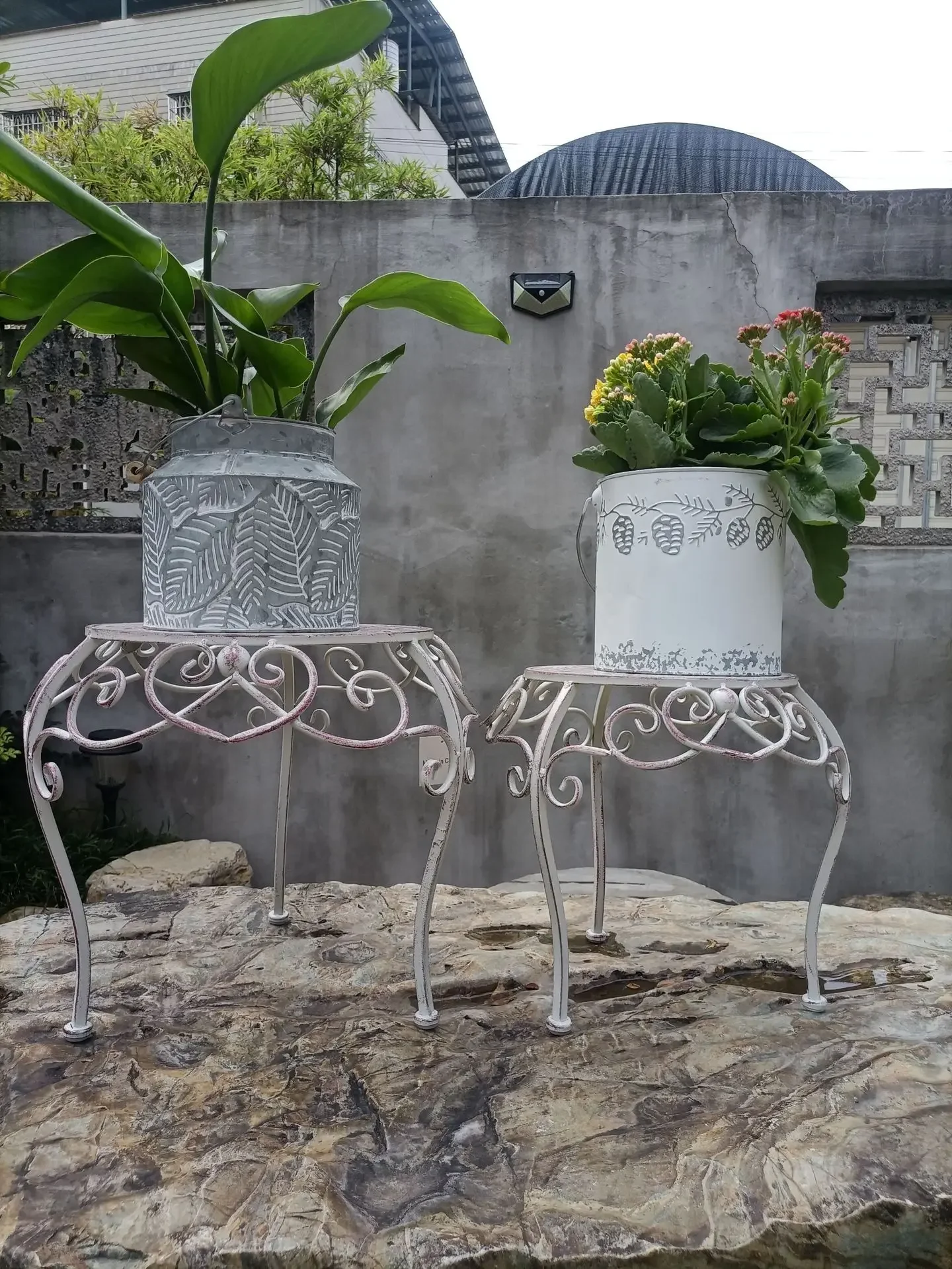 Factory direct sales of vintage iron flower racks, floor mounted two-piece sets, courtyard balconies, living rooms, flower stool