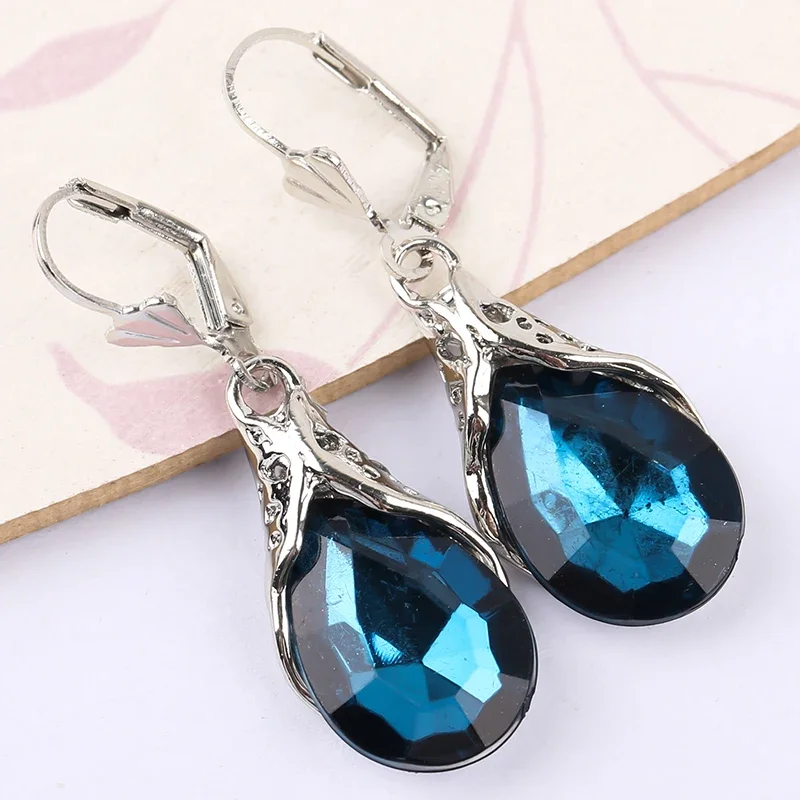 Luxury Delicate Women\'s Drop Earrings Vintage Style Party Accessories with Bright Green Zirconia Elegant Female Jewelry Gift