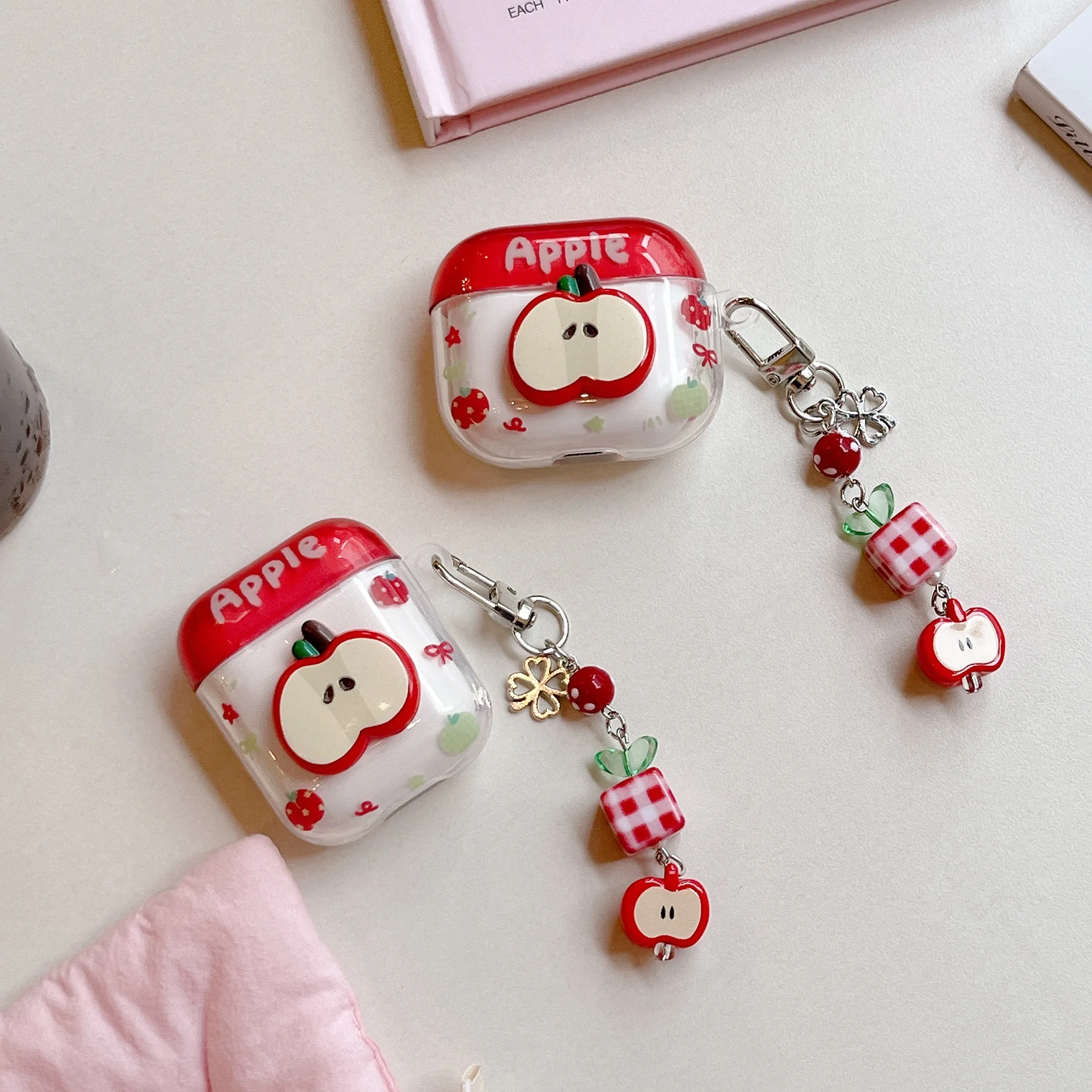 قلادة Apple مجانية مناسبة لحافظات سماعات AirPods 1/2/3/4 & Pro/Pro 2 - حافظة واقية لسماعات الأذن مضادة للانزلاق والصدمات، هدية عيد الميلاد، تعطي للأصدقاء أو العائلة أو الزملاء!