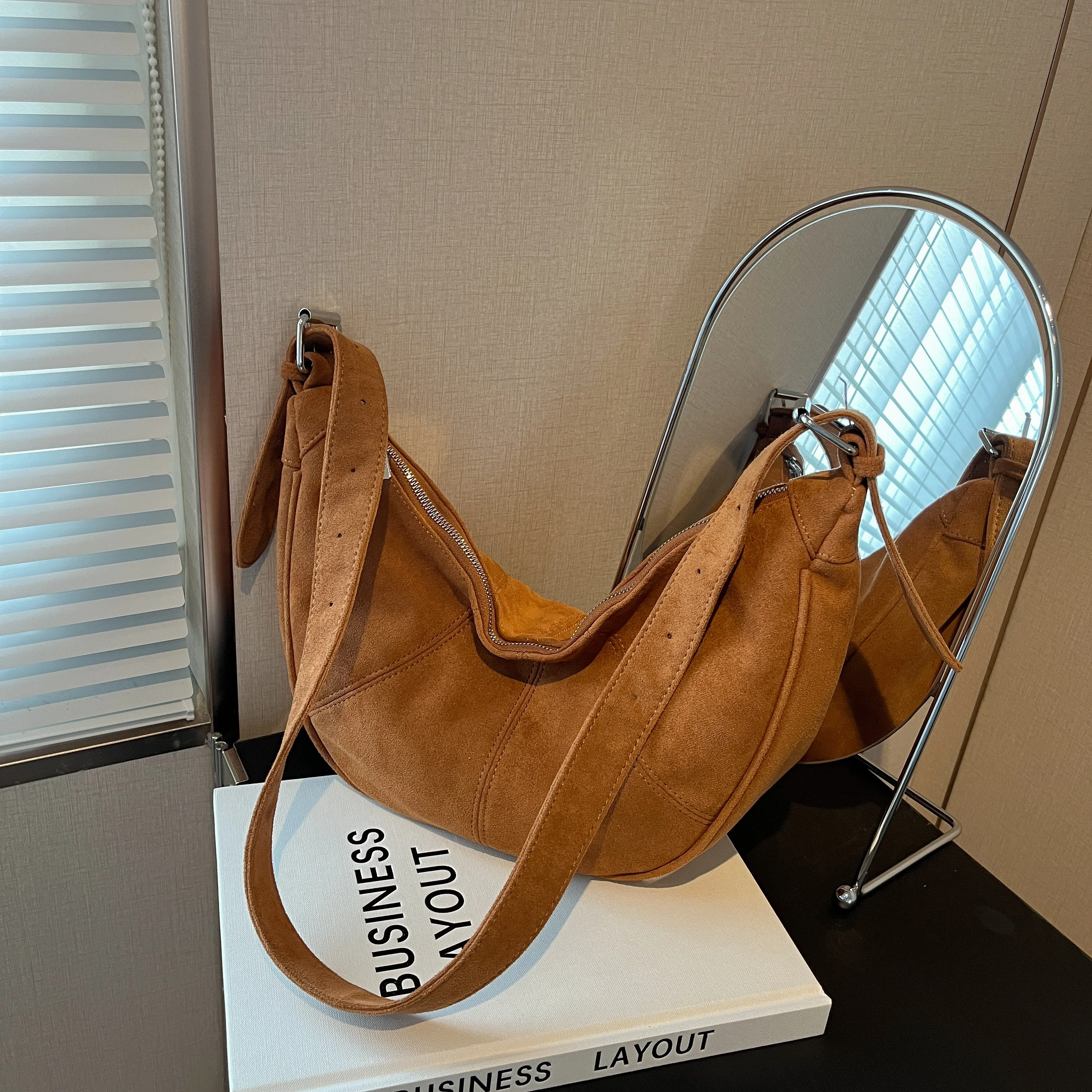 

Matte Crescent Moon Bag Large Capacity Armpit Bag Women's Niche Dumpling Bag Sense Single Shoulder Leisure Bag