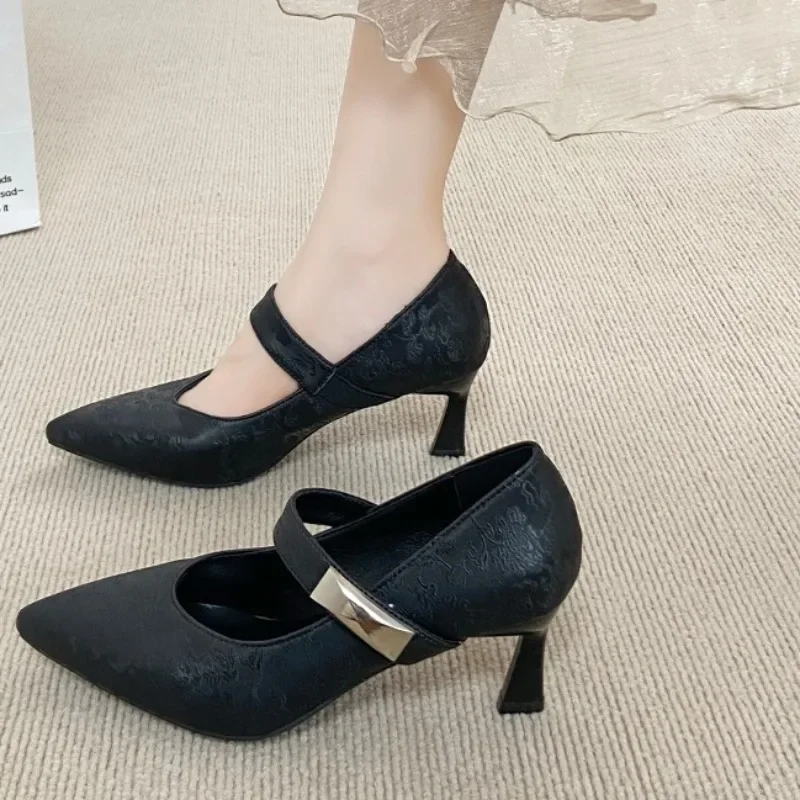 

Women Spring and Summer New Fashion Pointed Toe Shallow Mouth Metal Slip Strap Non-slip Kitten Heel Shoes Single Shoes