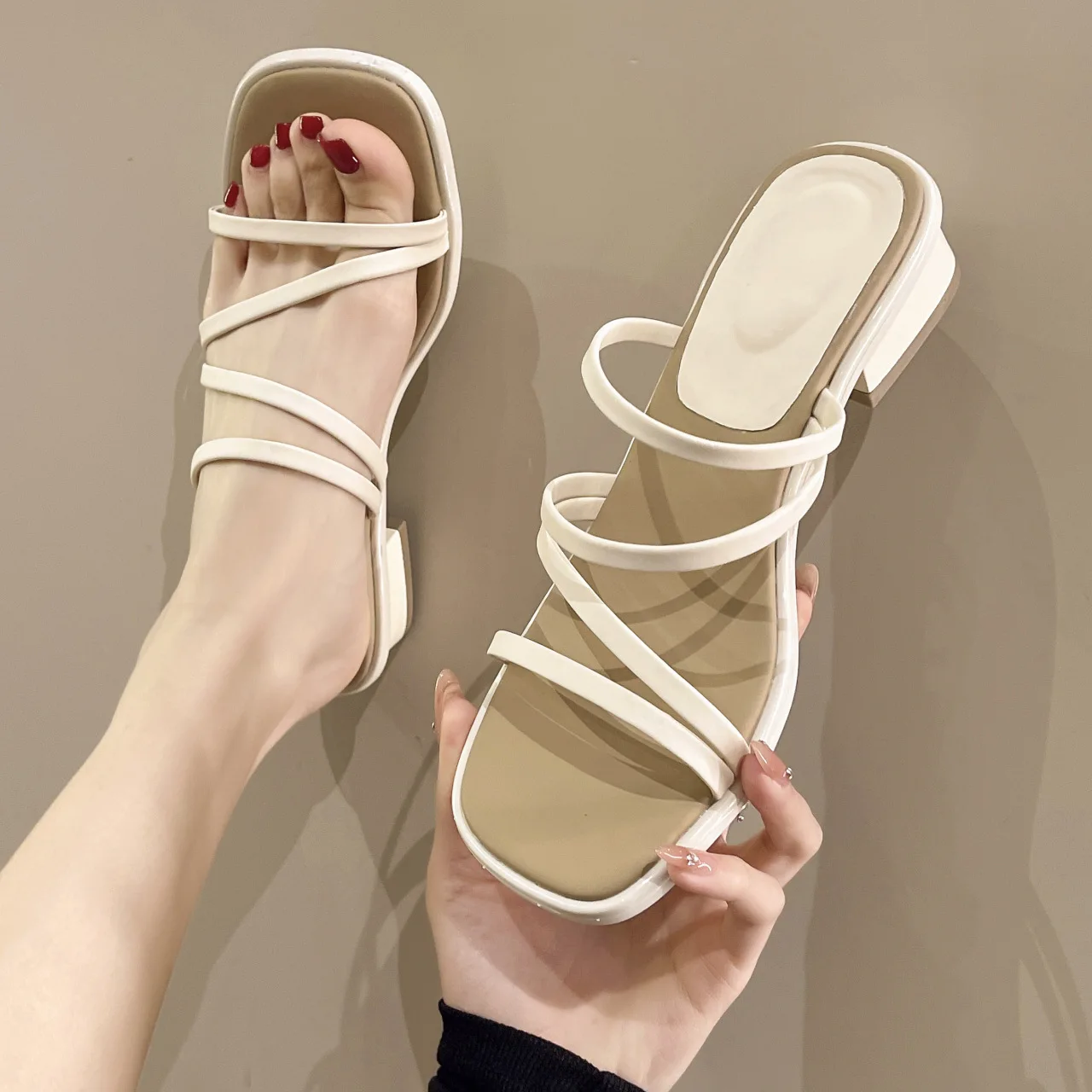 

Новые дешевые трендовые модные женские туфли на высоком каблуке 2025 года, сандалии на мелком высоком каблуке, женские дизайнерские тапочки на каблуке