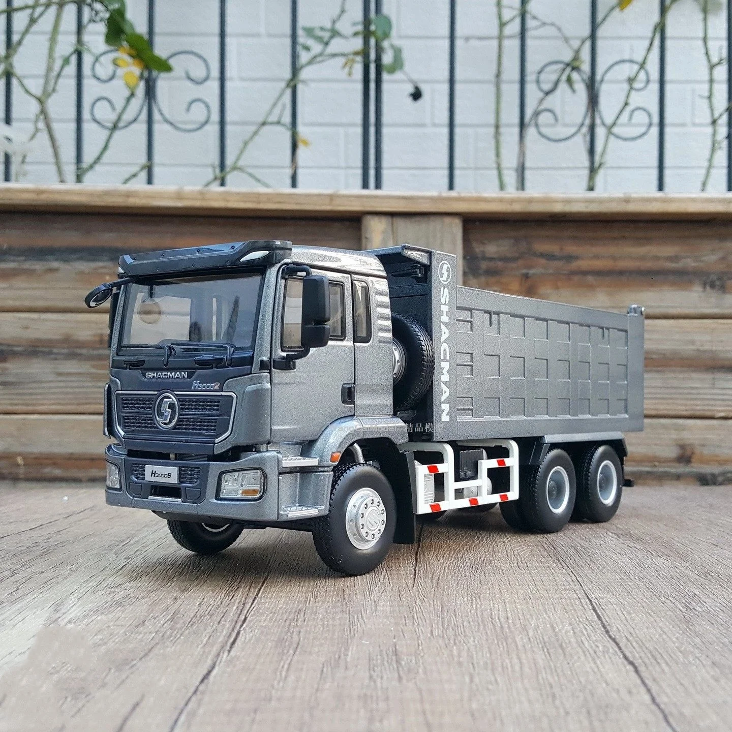 

Collectible Diecast Model Gift 1:24 Scale Heavy Duty Truck,SHACMAN H3000S Dump Truck Construction Vehicles Alloy Model,Adult Toy