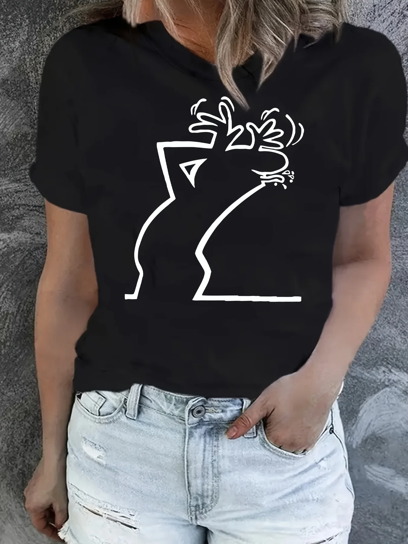 

Черная футболка больших размеров с круглым вырезом и абстрактным белым силуэтом: минималистский и причудливый