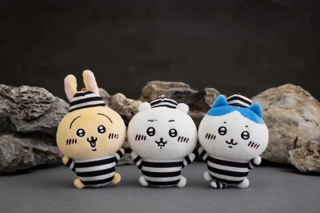 

Chiikawa Prisoner Plush Keychain - Kawaii Anime Cosplay Collectible Cute Soft Stuffed Cartoon Character Toy Gift for Fans