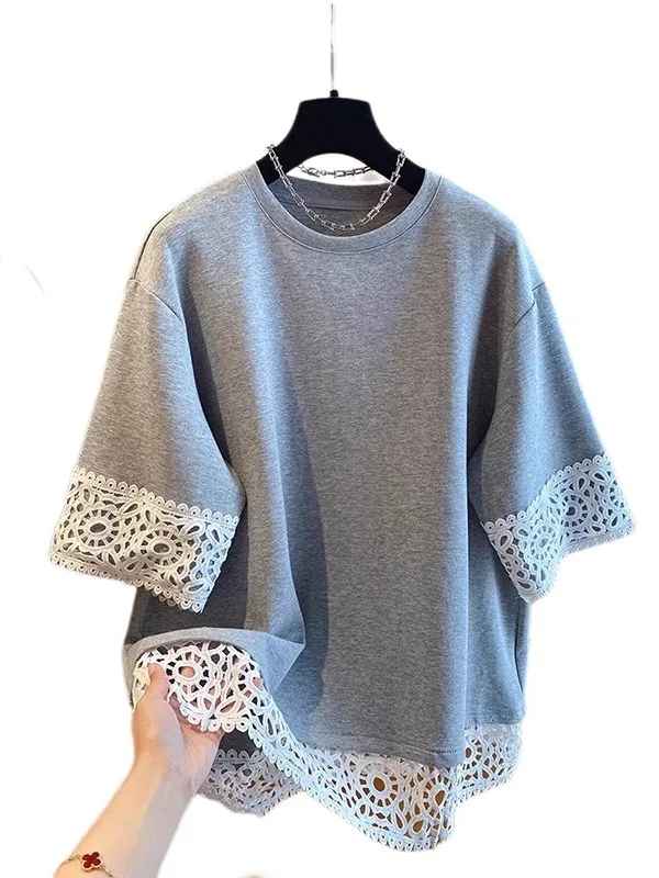 تي شيرت نسائي فضفاض لصيف 2025 مزين بالدانتيل مقاس كبير تصميم جديد متعدد الاستخدامات ملابس علوية غير رسمية سلع أوروبية يتم تشغيلها مباشرة إلى الرئيسي...
