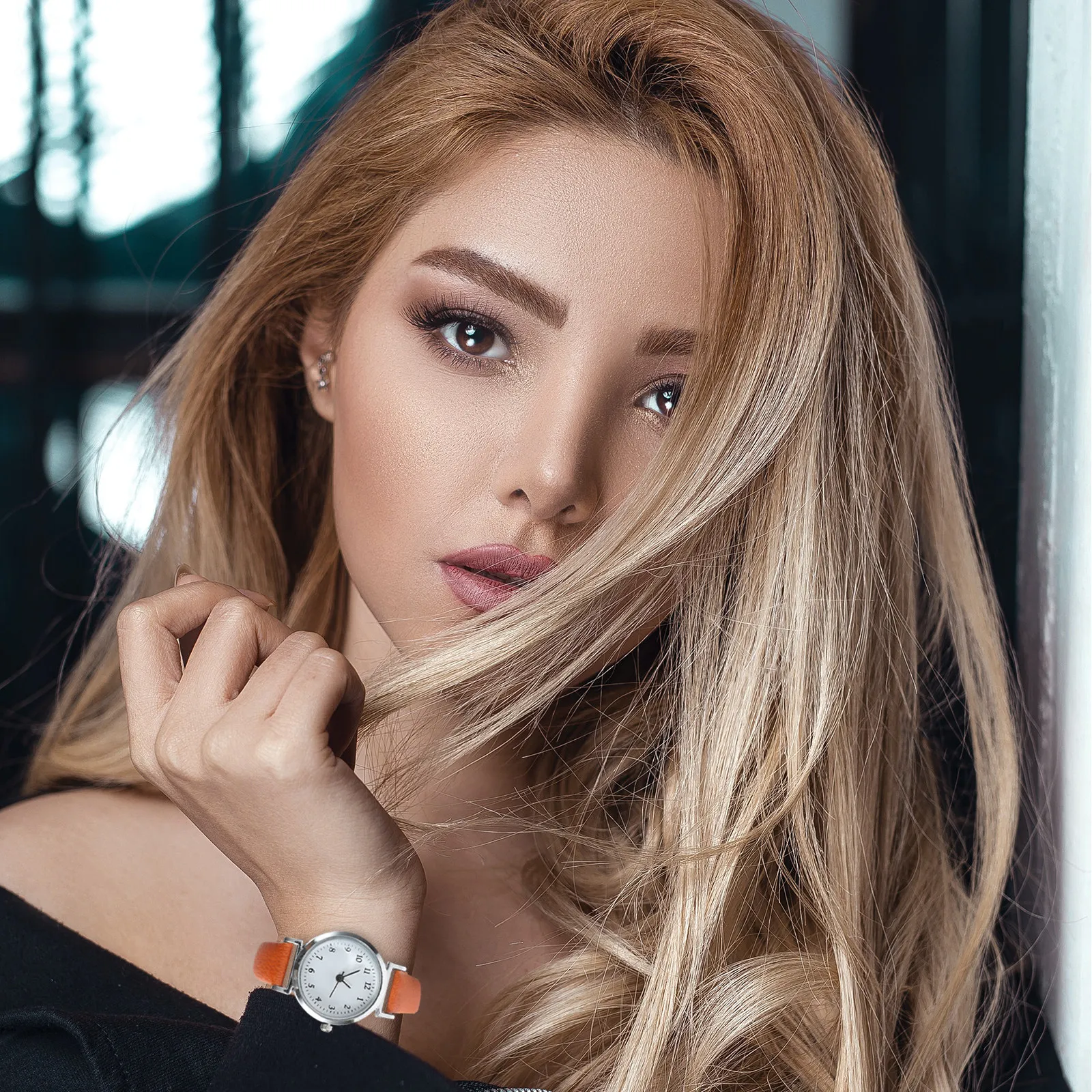 Women Vintage Quartz Wrist Watch Brown Strap Silent Smooth Movement Elegant Design Suitable for Work Creative