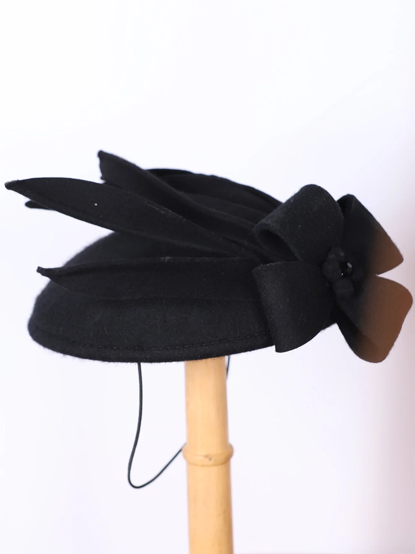 Fascinateurs d\'élasticité pour femmes, chapeau de pilulier noir à fleurs élégantes, chapeaux en feutre de laine, robe de mariée vintage, Fedoras