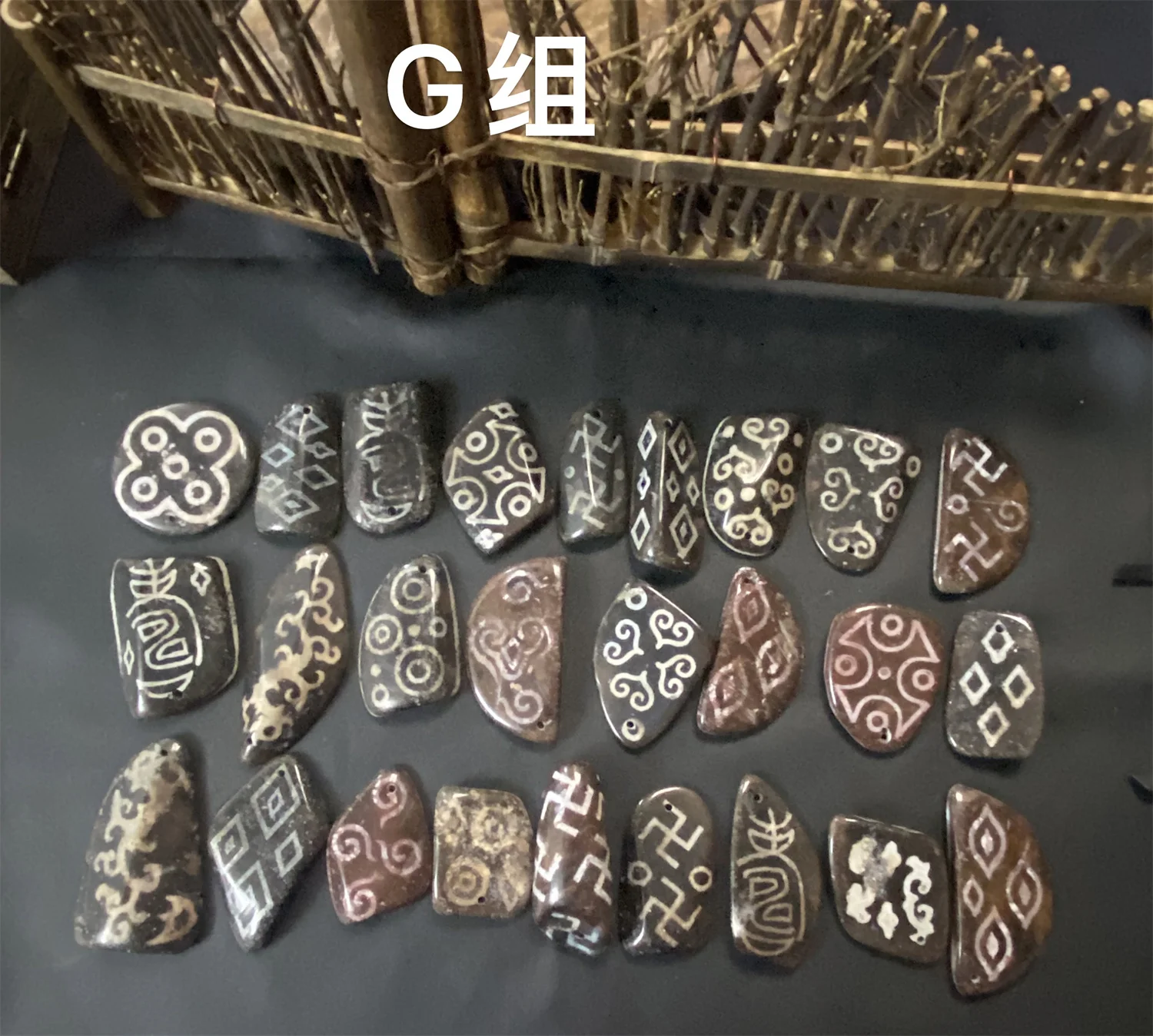 1pcs/lot Natural Xiangxiong Cinnabar Agate Ancient Totem Dzi Ornament Conformal special patterns Tea pets pendant amulet taki