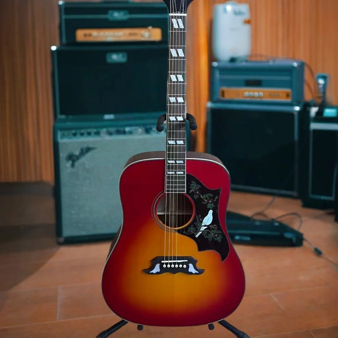 Guitare acoustique Red Sunburst avec table en épicéa, chevalet motif colombe, plaque de protection, dos et côtés en érable, micro Fishman 301