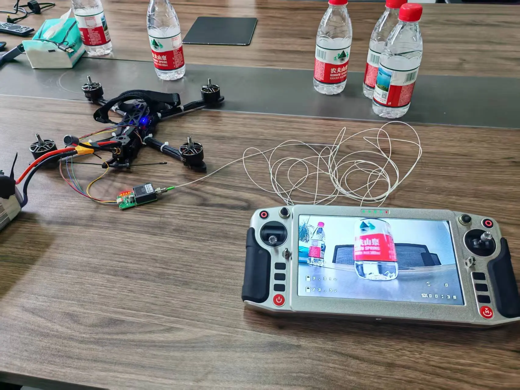 مسافة طويلة للغاية 40 كجم/80 كجم جهاز إرسال فيديو من الألياف البصرية قابل للتخصيص PIX/APM/Betaflight يدعم نظام Linux لطائرة بدون طيار FPV