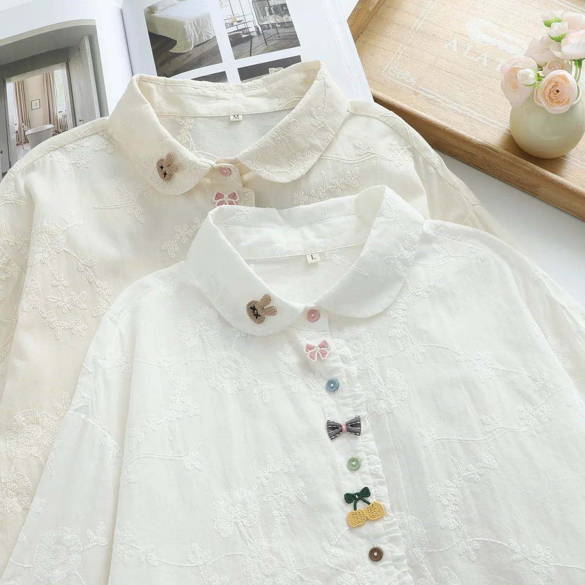 เสื้อเชิ้ตแขนยาวผ้าฝ้ายฤดูใบไม้ร่วงใหม่ปี 2025 สำหรับผู้หญิง ปกคอเสื้อพับได้ ปักลายสไตล์โมริเกิร์ล น่ารักหวานๆ โบว์ 3 มิติ ทรงหลวม รุ่น T59126CC