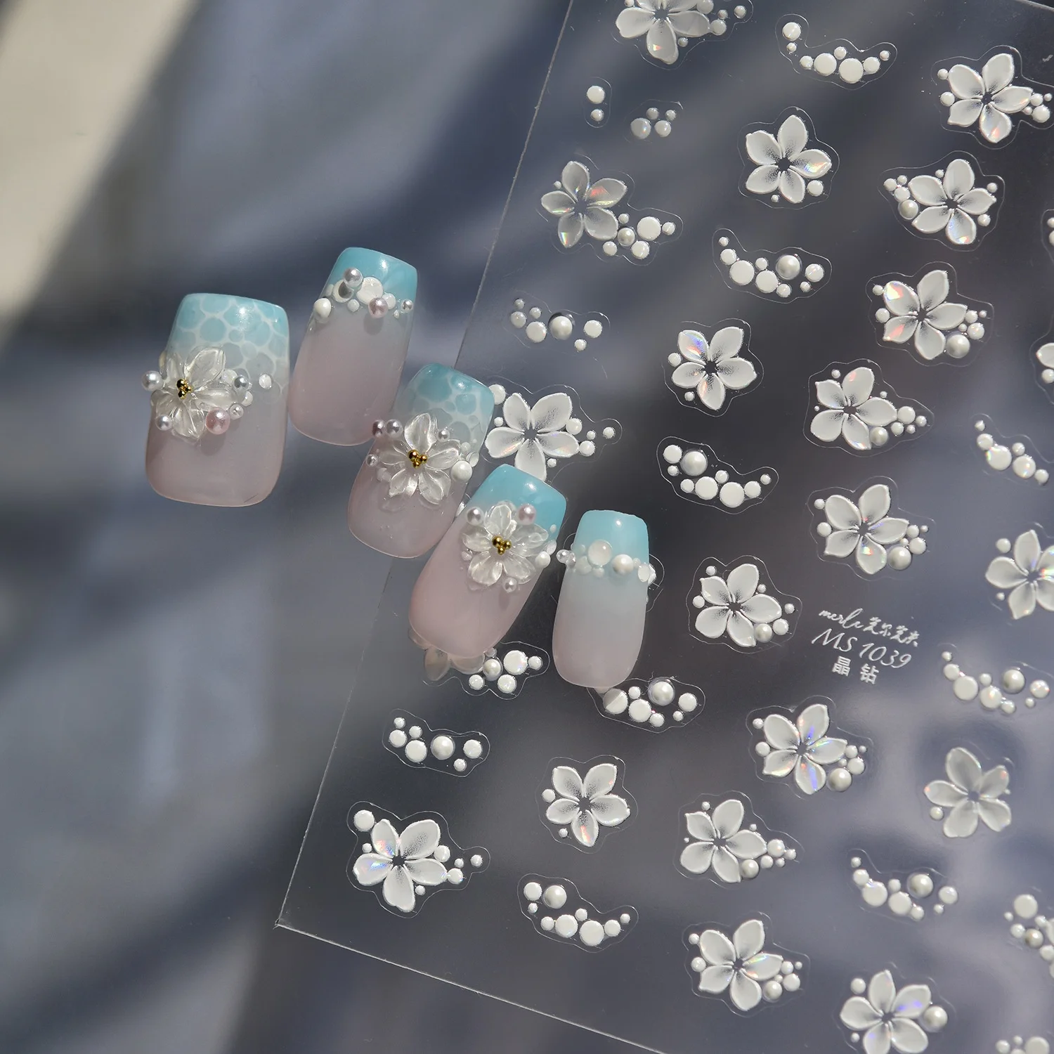 Glänzende fünfblättrige Blumen 5D Nagelaufkleber Weiß Perlmuttartig Schillernde Blumenkette Romantische Blüte Selbstklebende Abziehbilder