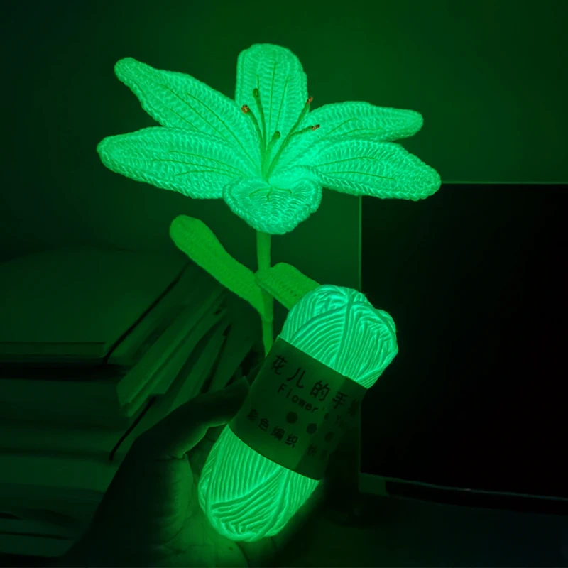 2024 nuevo hilo funcional que brilla en la oscuridad hilo grueso luminoso de poliéster de 2mm para tejer a mano alfombra suéter sombrero