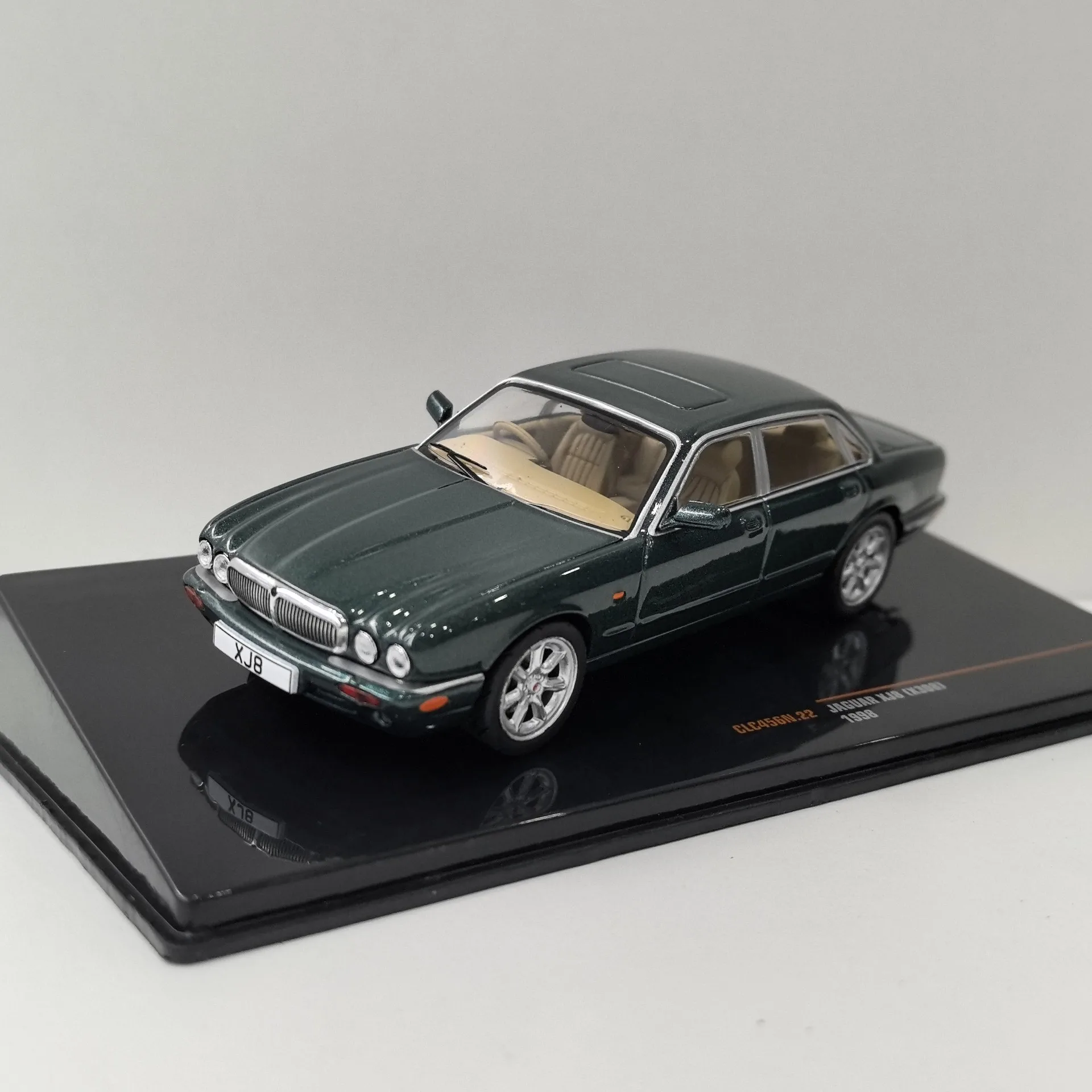 

Diecast IXO 1:43 Scale Jaguar XJ8 (X308) 1998 Jaguar Alloy Car Model Collectible Toy Gift Souvenir Display Ornament