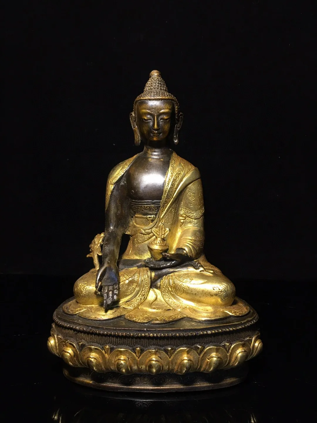 

Tibetan old brass gilded Buddha Sakyamuni pharmacist statue ornaments home Buddhist temple supplies collection miscellaneous acc