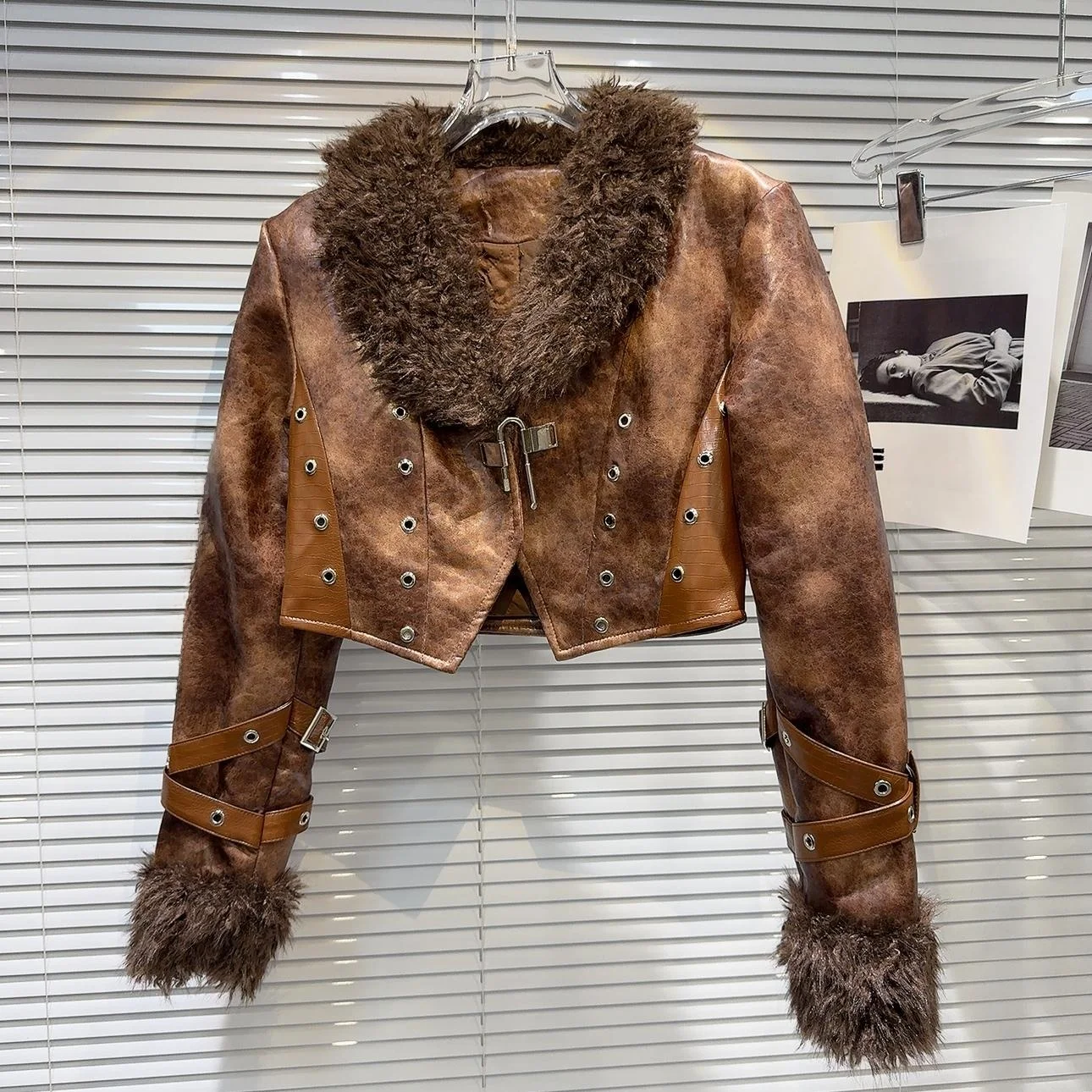 Winter 2026 New Style Hot Girl Lamb Fur Collar Texture PU Leather Cotton Inner Jacket Street Style Short Length Long Sleeve