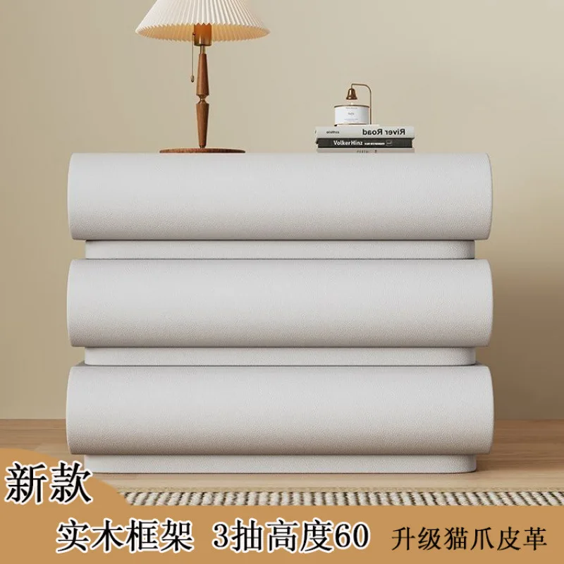 طاولة سرير جانبية بيضاء كريمية للمشاهير على الإنترنت مصنوعة من الجلد وغرفة نوم إيطالية بسيطة