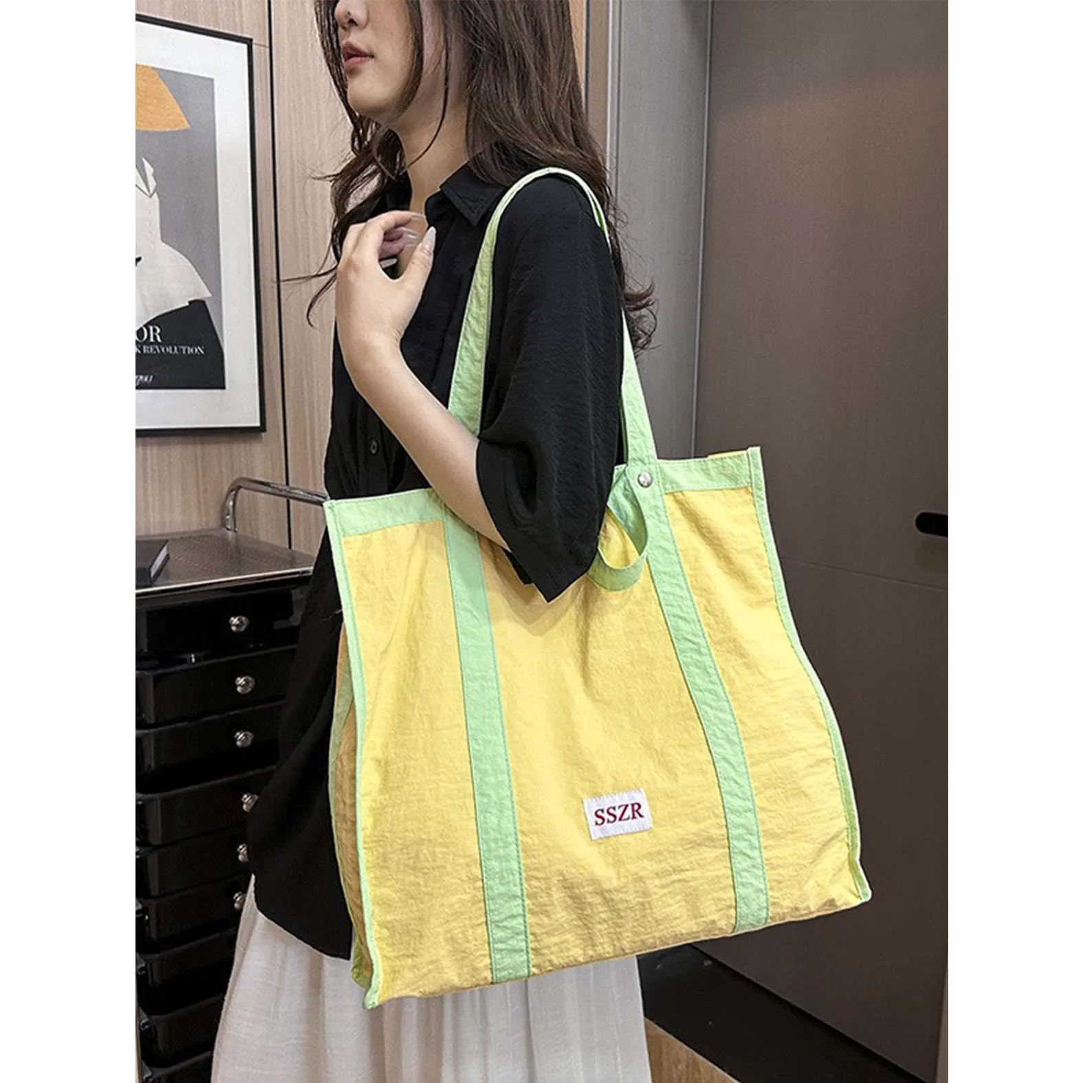 

Нейлоновая женская сумка большой вместимости, новинка весны 202, универсальная сумка для покупок на одно плечо, простая классная дорожная сумка-тоут