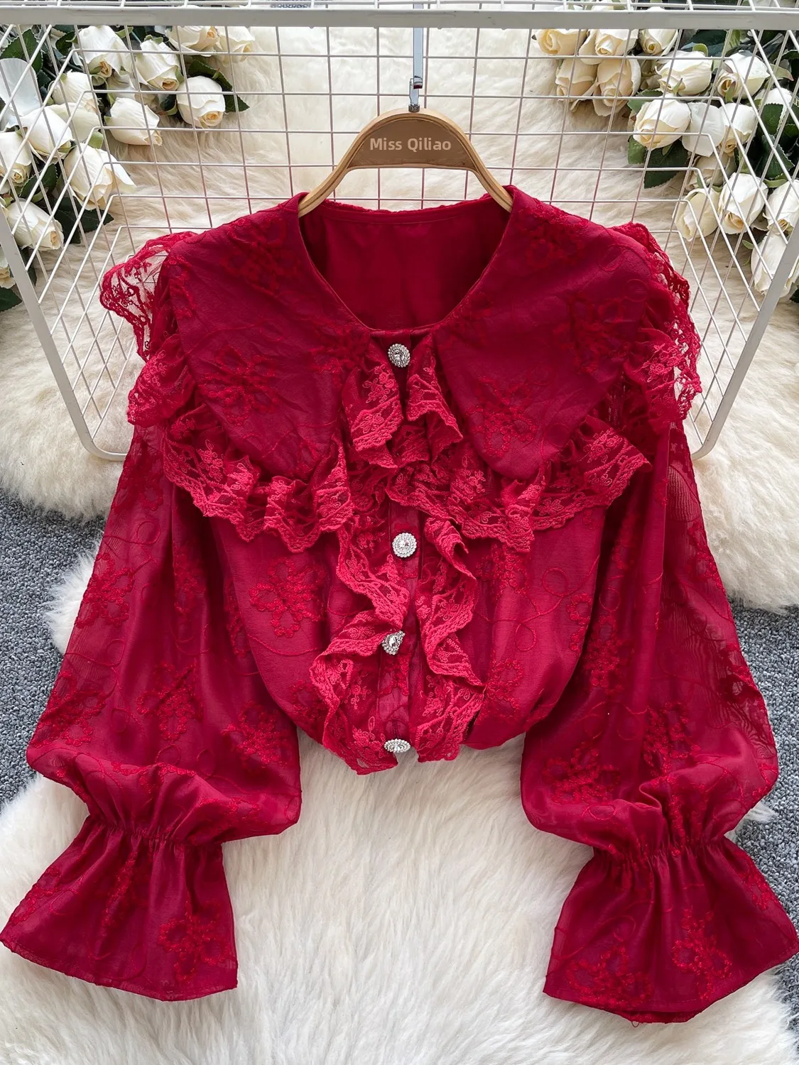 Długa bluzka z koronkowym kołnierzykiem, letni wzór, bogato haftowana, kołnierzyk typu doll collar, koreański styl, luźny krój, do pracy.