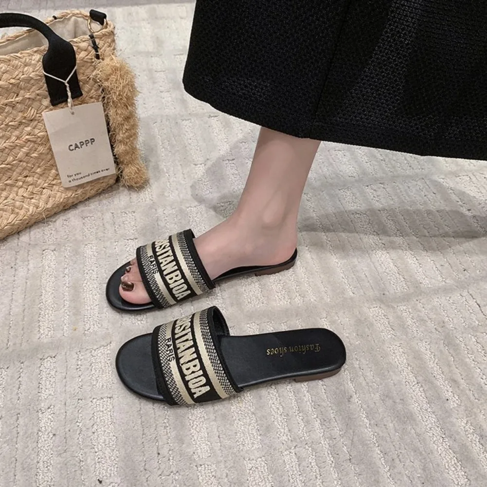 Damen-Mode-Flachpantoffeln, Sommer-Neuheit, runde Zehenpartie, offene Zehen, Buchstabenstickerei, weiche Sohle, rutschfeste Sandalen, Damen-Hausschuhe – Detail 3