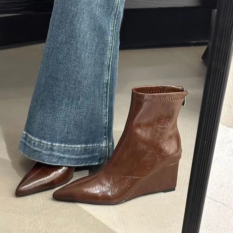 

Ladies' Thick Soled Sloping Leather Boots for Casual Parties, Short Boots for Fashion, Luxurious Design, Niche High Heels