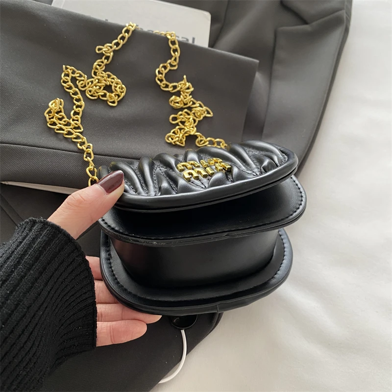 حقيبة كروس كاجوال بسيطة وبسيطة مع شعار حرف بلون سادة للنساء الركاب بتصميم عصري