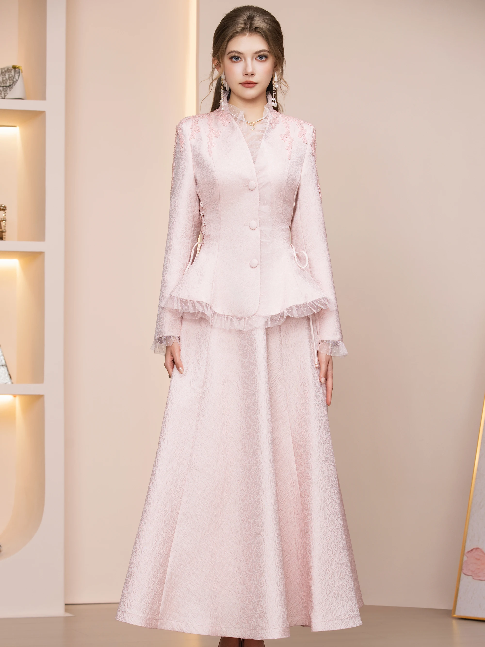 

Новый комплект в китайском стиле: вышитая куртка с эффектом утяжки на талии и юбка миди. Весенняя коллекция. Элегантный модный женский костюм.