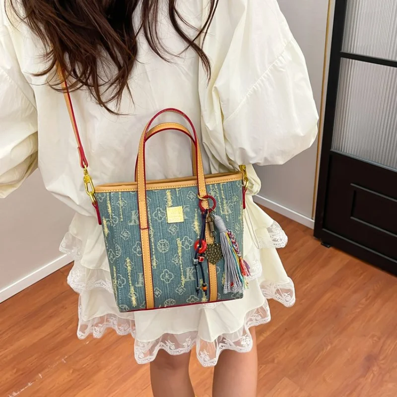 

Practical And Elegant Ladies Messenger Bag - Leather Tote Bag By Famous Designer For Everyday