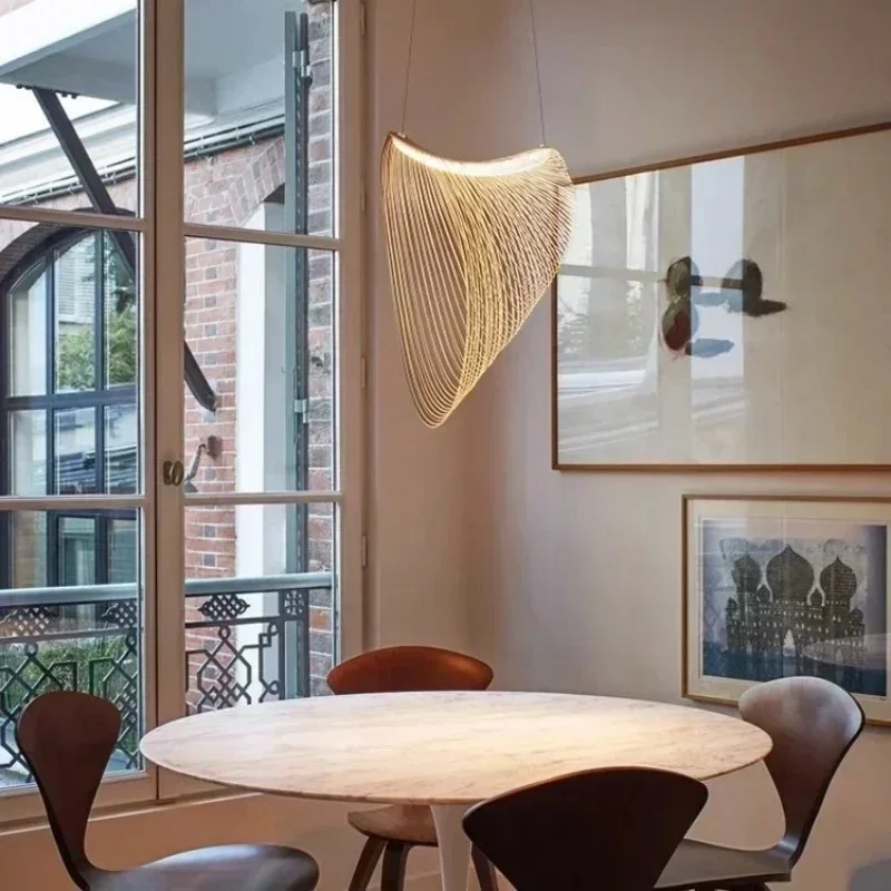 Moderne creatieve LED-hanglampen zijn geschikt voor restaurants. slaapkamer. een woonkamer. Minimalistische hanglamp in houtkleur