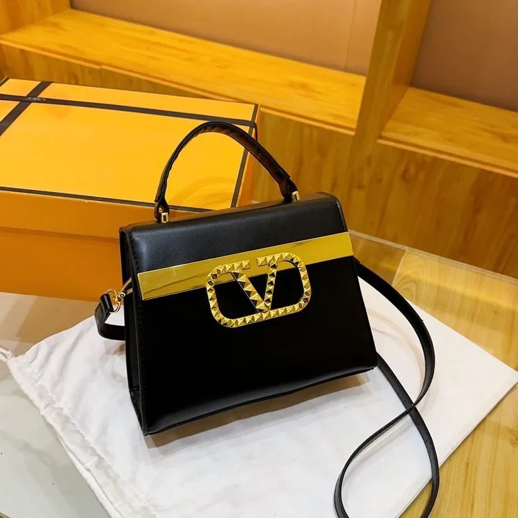 

Модная маленькая женская сумочка 2025 года — многофункциональная сумка через плечо/плечо, шикарная и легкая, идеально подходит для повседневного использования