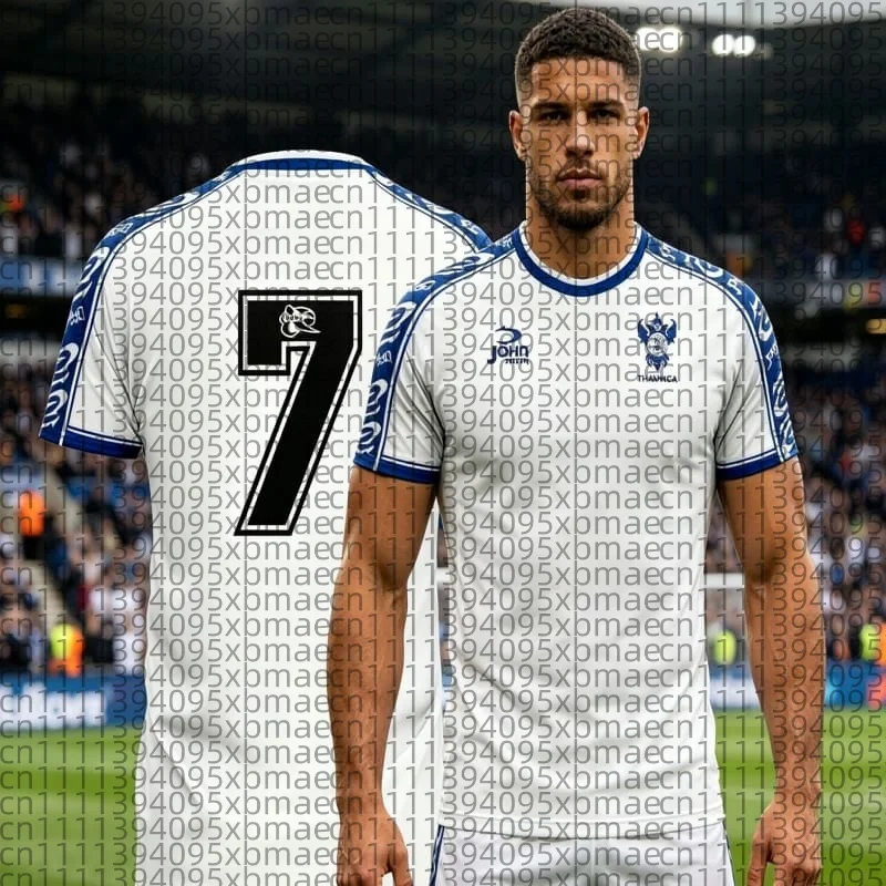 

Футбольная футболка 2026 года – белая с синими элементами (7 акцентов), дышащая, легкая, спортивная, с принтами. Идеальный комплект для футбола: для родителей и детей.