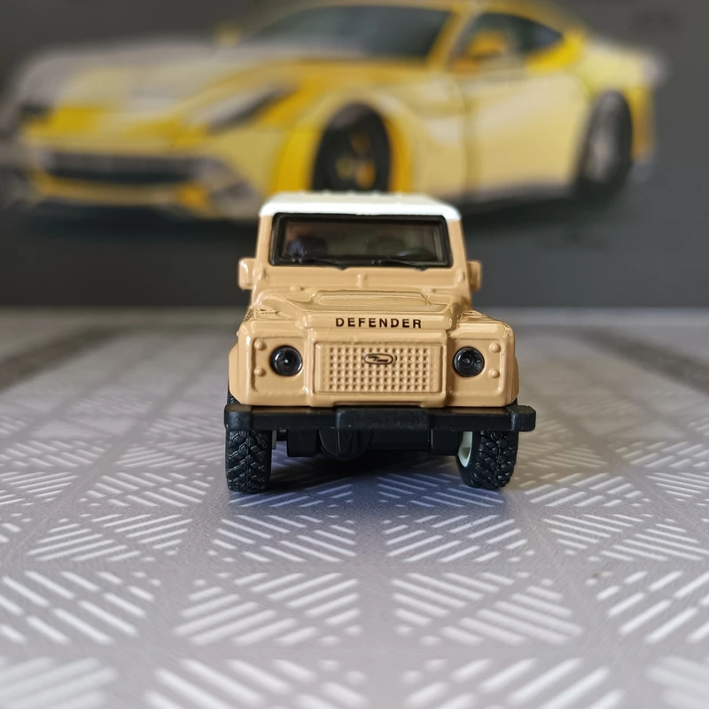 

Модель автомобиля Land Rover Retro Defender 90 в масштабе 1:64, миниатюрная статическая модель из сплава, высокое качество изготовления.