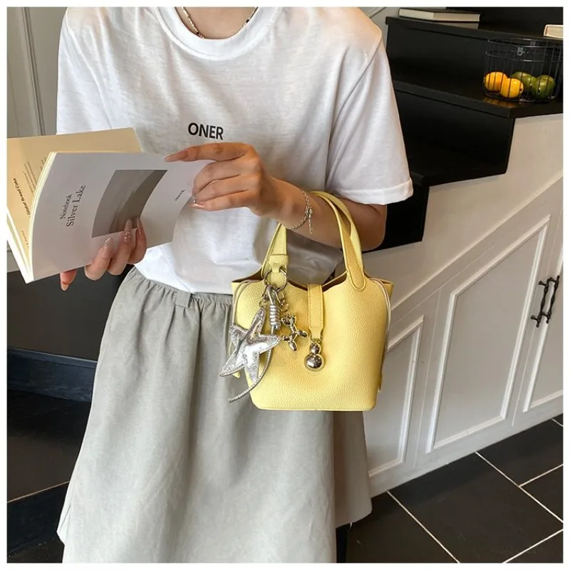 

Versatile Urban Commuter Bag For Ladies Bus Pass Pocket Crossbody For Daily Transportation And Travel