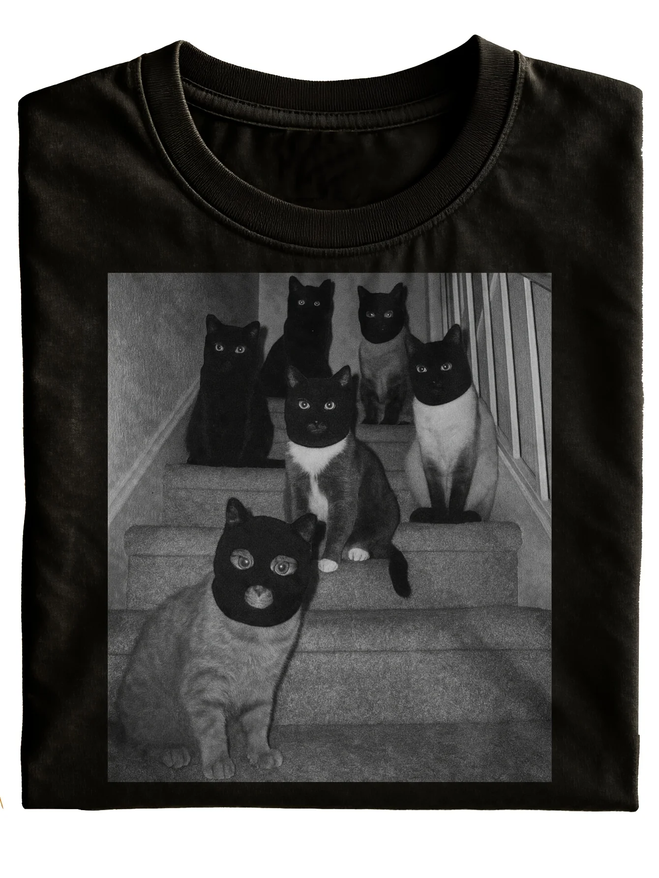 Camiseta negra con diseños felinos humorísticos, adecuada para todos los géneros, perfecta para uso informal o como regalo. Hecho a partir de materiales sostenibles, es una elección elegante para atuendos diarios o sorpresas festivas, talla grande.