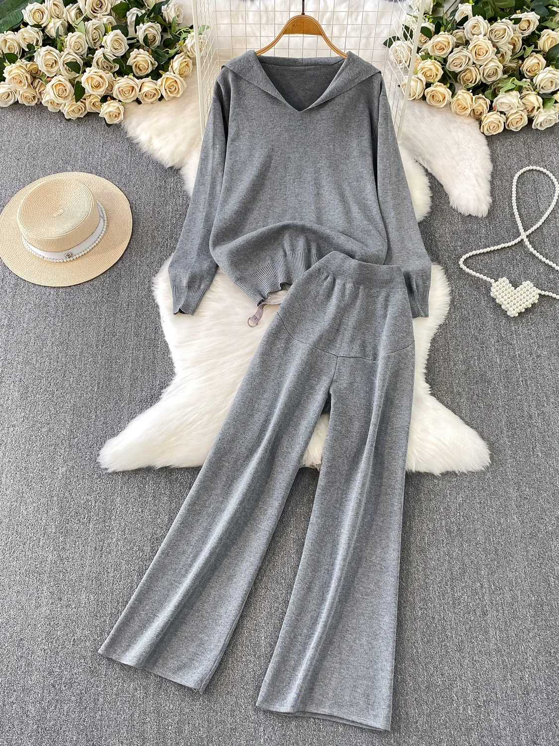 

Серый вязаный комплект из топа с V-образным вырезом и широких брюк для женщин: модный стиль для осени и зимы