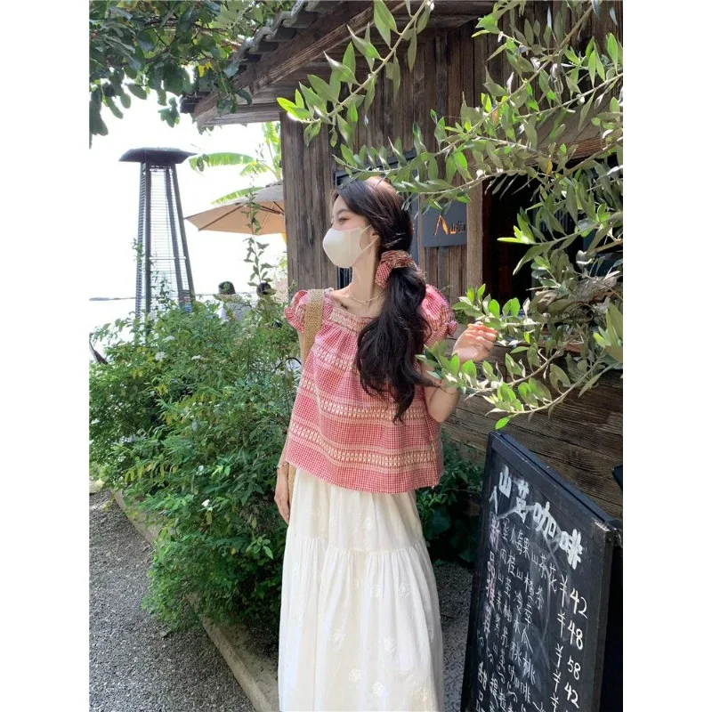 الوردي منقوشة قصيرة الأكمام المرأة 2025 صيف جديد الفرنسية الدوبامين نمط ارتداء دمية طوق فقاعة كم تي شيرت