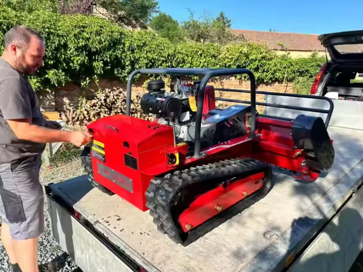 The Most Popular Flail-Type Intelligent Remote-Controlled Tracked Diesel Lawnmower with a Mowing Efficiency of 4000㎡/hCustomize
