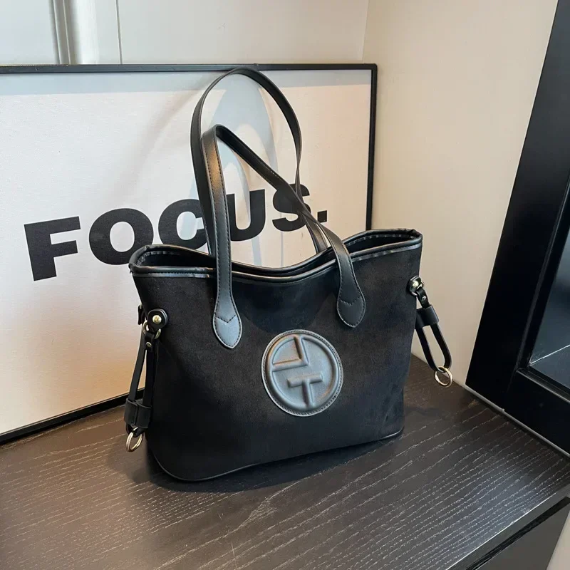 2025 Trendy Matte Retro Tote Bag — Women’s Large-Capacity Textured Shoulder Bag, Versatile for Autumn & Winter Commute