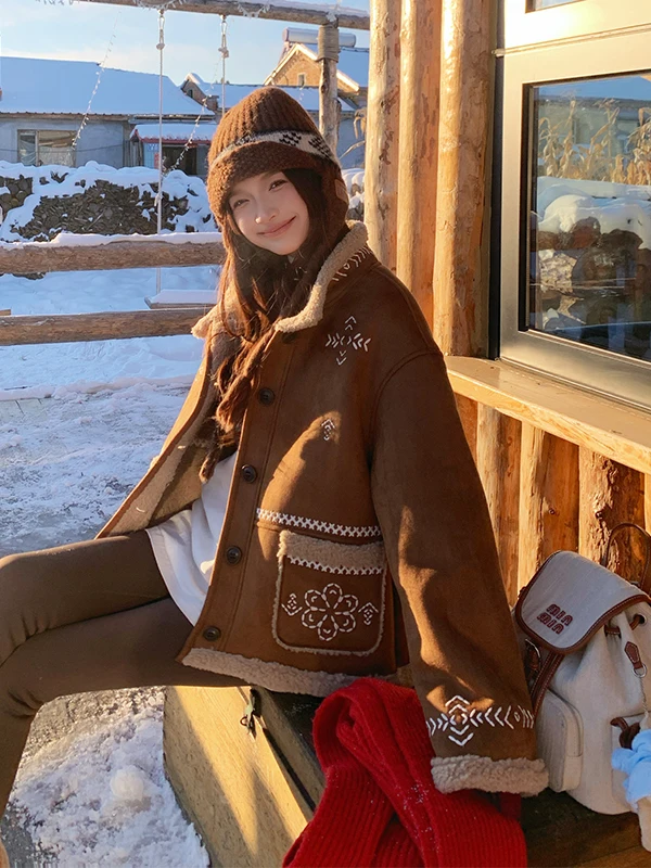 

Женская утепленная хлопковая куртка с вышивкой и отделкой из меха ягненка, новинка 2025 года, повседневная, свободного кроя, с длинными рукавами, на пуговицах