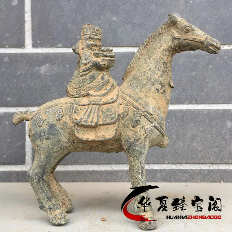 

Rural old objects with soil and slurry immediately make a fortune. Bronze ware attracts wealth and treasures. Home decoration, f