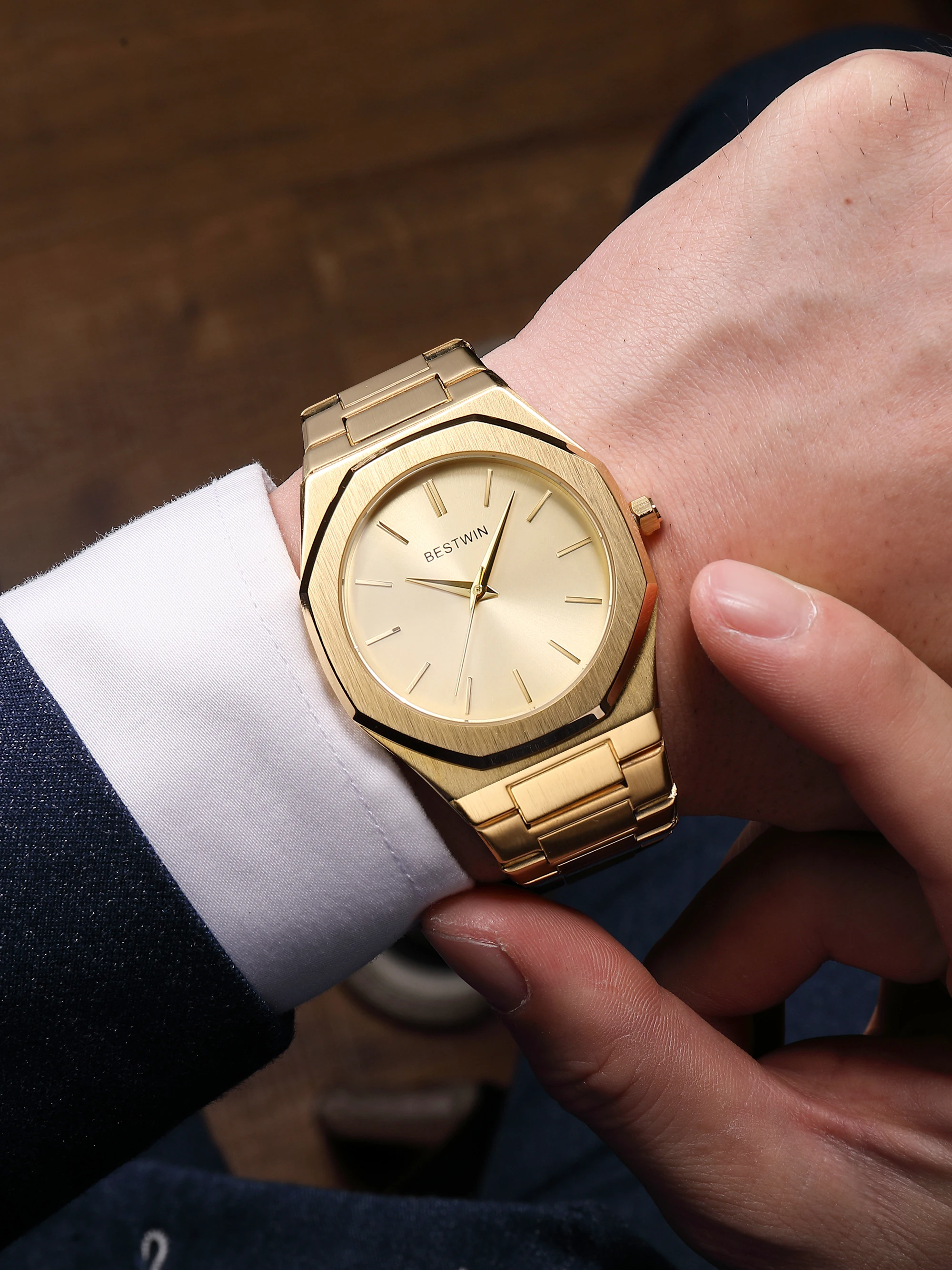 Elegant men's watch with a simple circular dial, suitable for business and social events, perfect gift